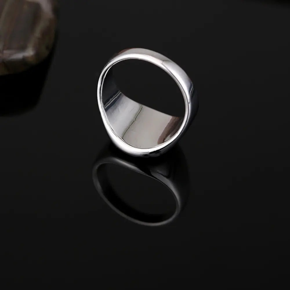 Simple and bold men's ring in smooth platinum or gold