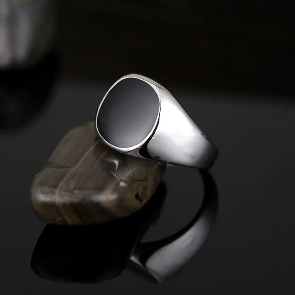Simple and bold men's ring in smooth platinum or gold