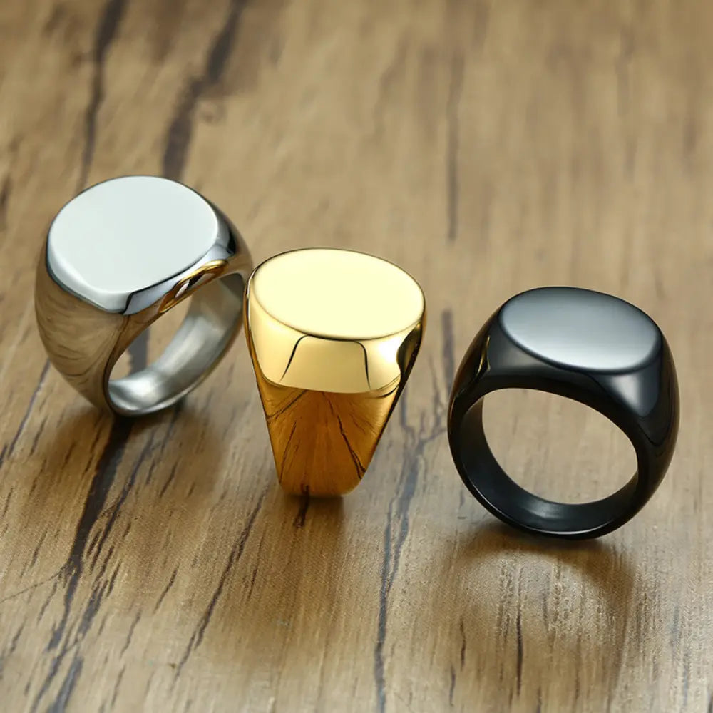 Trendy gold men's round ring with polished surface