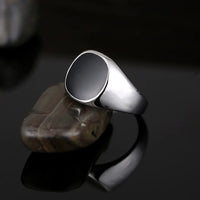Simple and bold men's ring in smooth platinum or gold